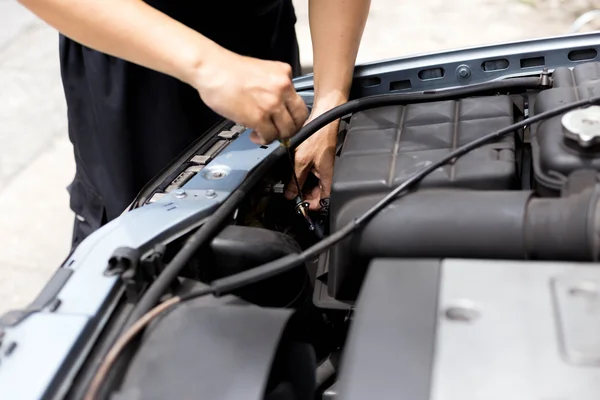 Mechanische testen koplamp-lamp met elektrische schroevendraaiers — Stockfoto