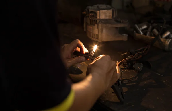 Mecánico o Electricista probando la luz — Foto de Stock