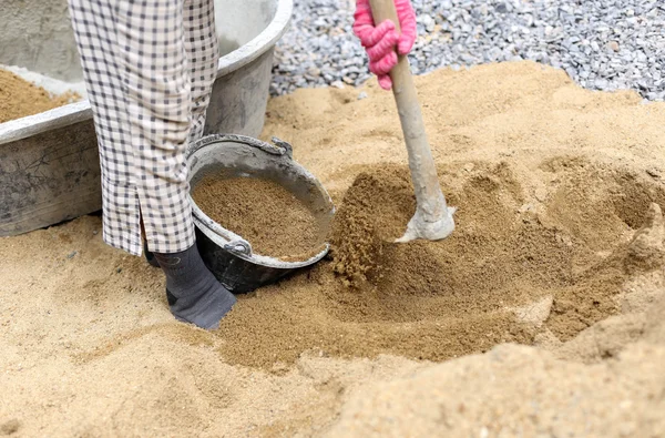 Pekerja menaruh pasir di ember pasir — Stok Foto