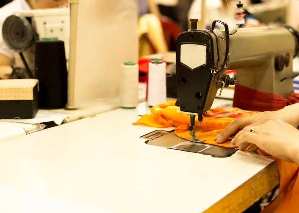 Tejido cosido a mano de mujer en máquina de coser vieja —  Fotos de Stock