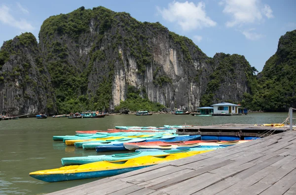 Ha uzun defne Vietnam denizde renkli kayaklar — Stok fotoğraf