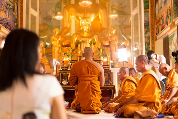 Cerimonia dei popoli unidentifield nuovo ordinato al tempio Royong Thailandia — Foto Stock