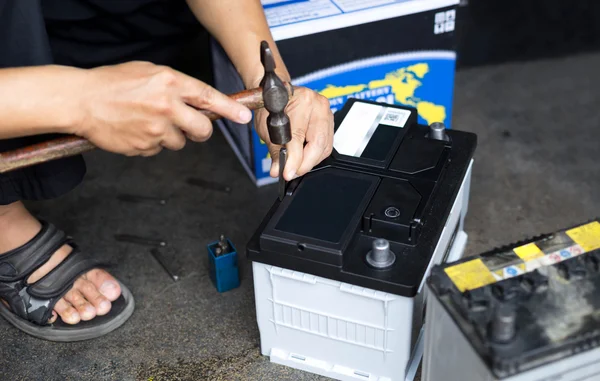 Asiático mecânico reparar a bateria do carro — Fotografia de Stock