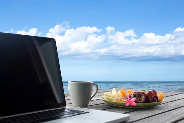 Seçilen odak meyve plaka ve bilgisayar laptop ile kahve karışımları. — Stok fotoğraf