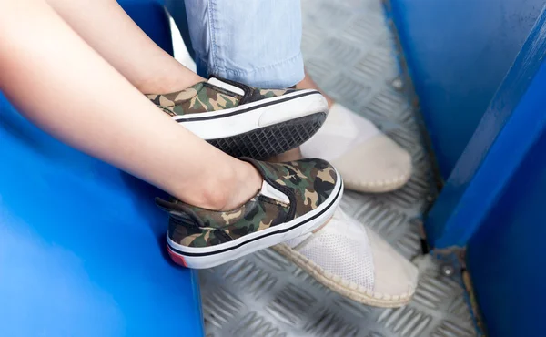 Menino e mãe com sapatos de moda — Fotografia de Stock