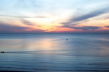 Denizde balıkçı teknesi ile güzel gündoğumu