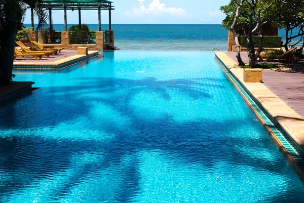 Piscina de luxo em resort tropical com céu azul e ocen — Fotografia de Stock
