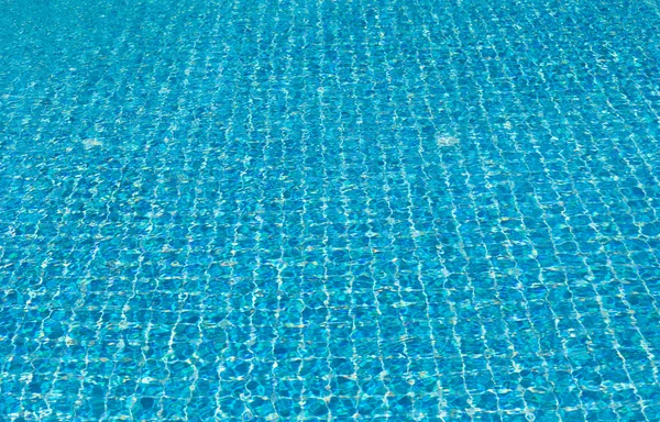 Reflejos de agua de la piscina en un día soleado —  Fotos de Stock