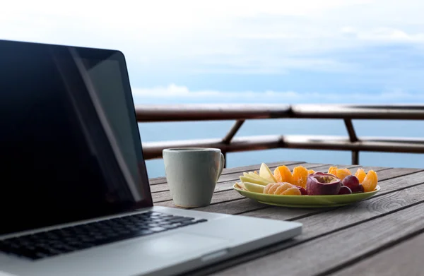 Seçilen odak meyve plaka ve bilgisayar laptop ile kahve karışımları. — Stok fotoğraf