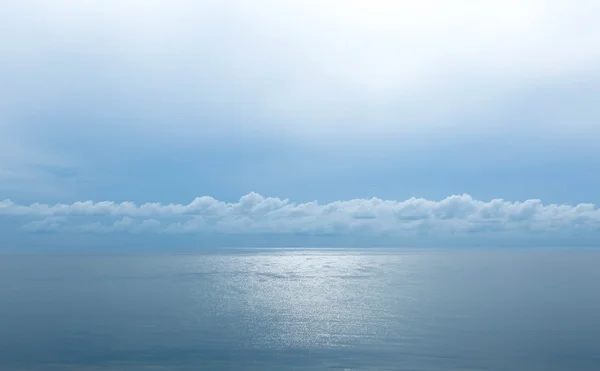 Nap a csillogó kék tenger, puha felhőben tükröző — Stock Fotó