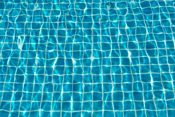 Reflejos de agua de la piscina en un día soleado — Foto de Stock