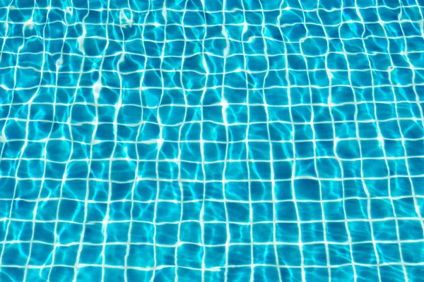 Reflejos de agua de la piscina en un día soleado — Foto de Stock