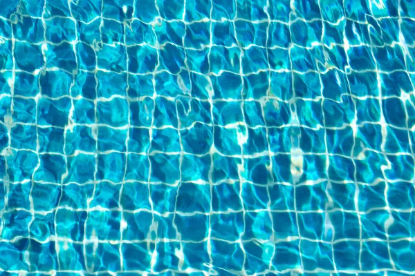 Reflexiones de agua de la piscina con el sol — Foto de Stock