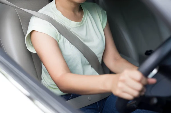 Mulher asiática dirigindo um carro com cinto de segurança — Fotografia de Stock