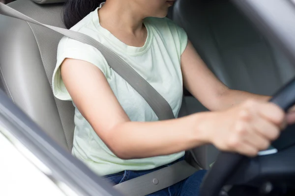 Aziatische vrouw besturen van een auto met veiligheidsgordel op voor veiligheid — Stockfoto