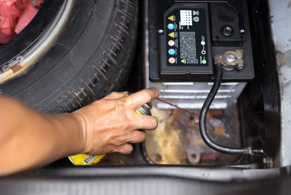 Petrol pilin değiştirilmesi için mekanik holding aerosol sprey — Stok fotoğraf