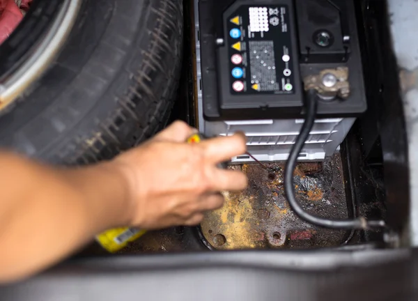 Monteur aërosol olie in ijzeren plaat voor batterij replac spuiten — Stockfoto