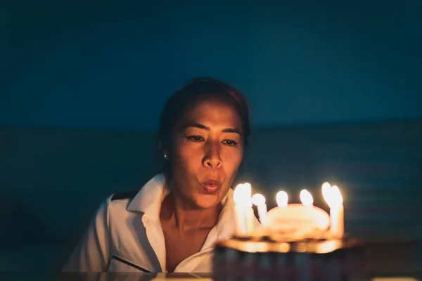 Hübsch Glücklich Kaukasisch Asiatisch Frau Blowing Kerzen Auf Geburtstagstorte — Stockfoto