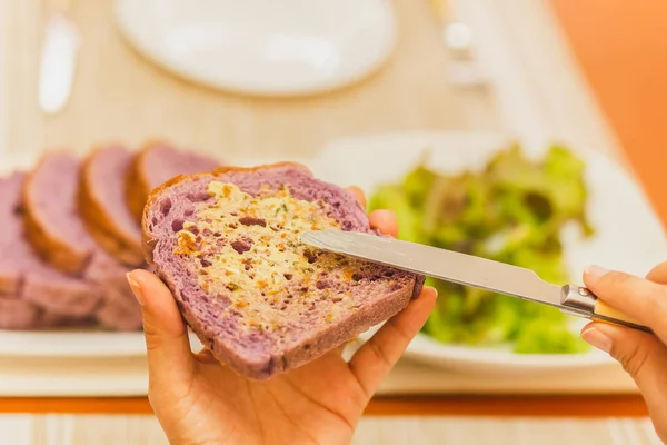 Femme Étalant Beurre Sur Pain Patate Douce Pourpre — Photo