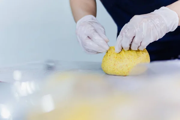 Vrouw Handen Bereiden Brood Deeg Keukentafel — Stockfoto