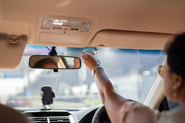 Mujer Alcanzando Crédito Electrónico Pagado Por Una Autopista —  Fotos de Stock