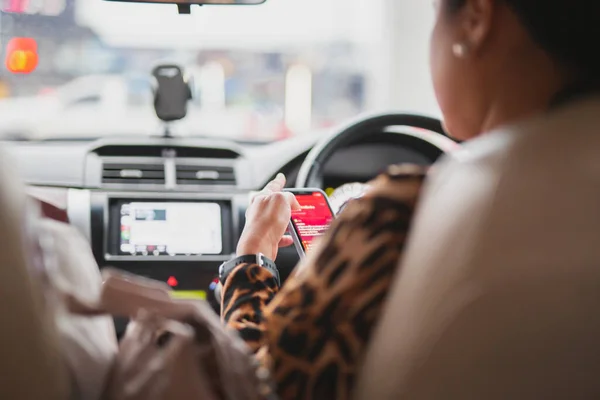 Mulher Usando Telefone Celular Durante Condução Carro — Fotografia de Stock