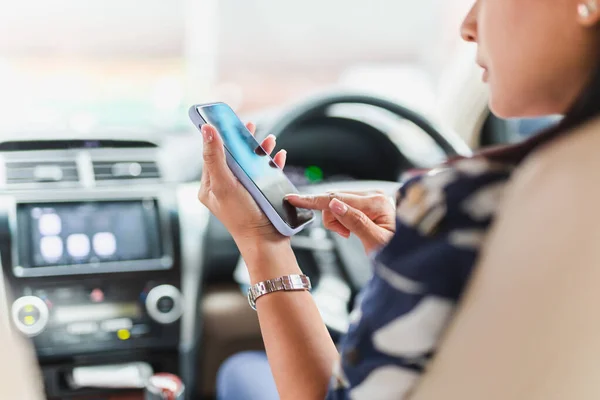 Frau Übergibt Handy Während Autofahrt — Stockfoto
