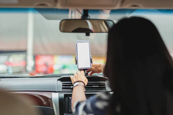 Γυναίκα Οδηγός Χέρι Ρυθμίσετε Κινητό Τηλέφωνο Για Την Κατεύθυνση — Φωτογραφία Αρχείου