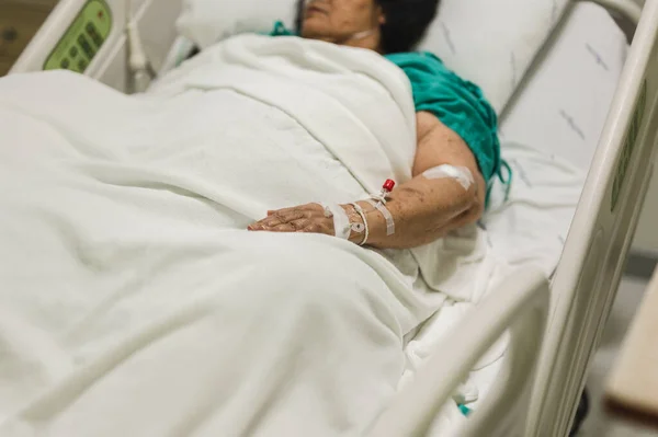 Mujer Mayor Acostada Cama Con Solución Salina Hospital — Foto de Stock