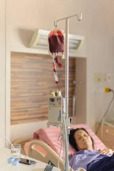 Pacientes Edad Avanzada Con Transfusión Sangre Hospital — Foto de Stock