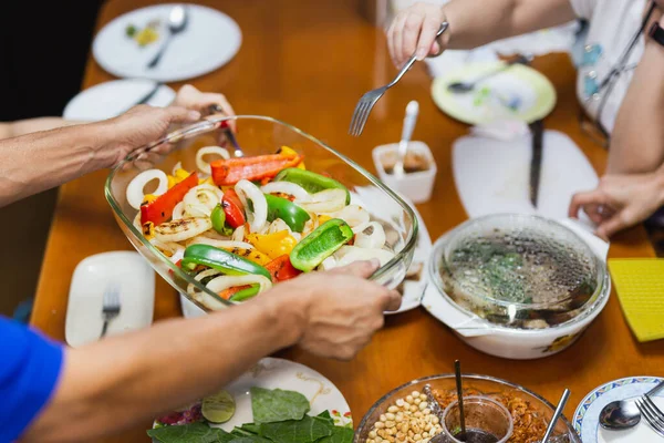 Tangan Menyajikan Sayuran Campur Dalam Piring Kaca Atas Meja Makan — Stok Foto