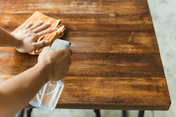 Ober Reinigingstafel Met Desinfecterende Spray Ter Bescherming Van Infectie Covid — Stockfoto