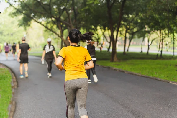 Estilo Vida Saludable Grupo Personas Activas Corriendo Parque — Foto de Stock