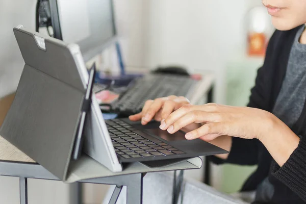 Businesswoman hands typing on laptop keyboard making at home. — Stock Photo, Image