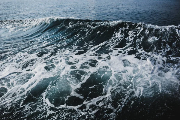 Kék tenger víz fehér hullám háttér. — Stock Fotó