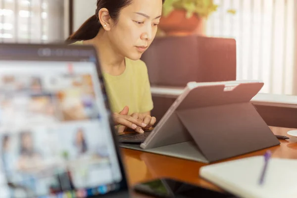 Asian business woman working on laptop computer at home. — Stock Photo, Image