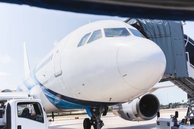 Uçağa binen yolcular biniş köprüsünden geçecek..