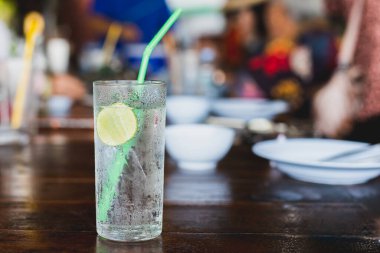 Masada bir dilim kireç ve bir bardak taze soda..