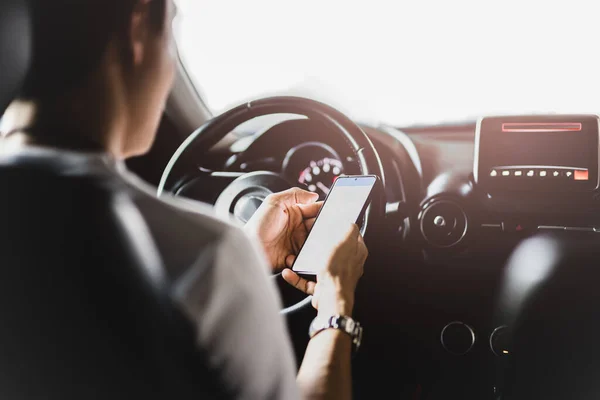 Verantwortungsloser Mann benutzt Smartphone während der Fahrt. — Stockfoto