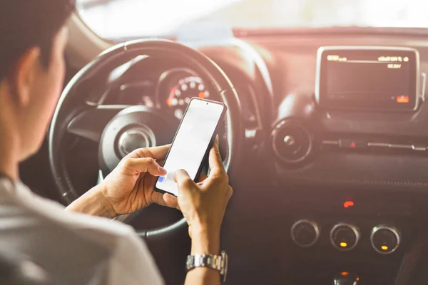 Onverantwoordelijke man met behulp van smart phone tijdens het rijden. — Stockfoto