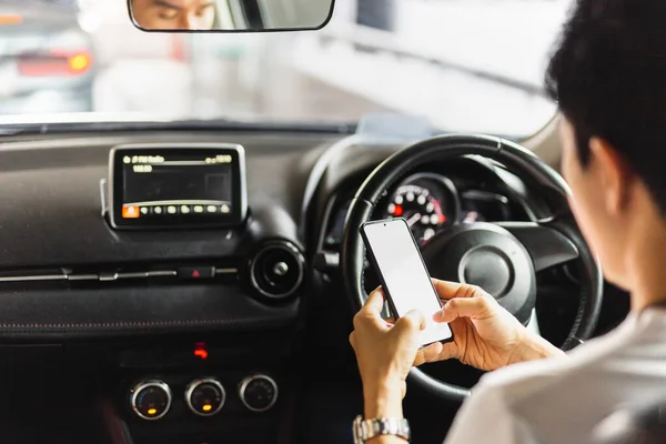 Verantwortungsloser Mann benutzt Smartphone während der Fahrt. — Stockfoto