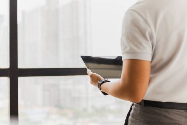 Ofiste dijital tabletle çalışan yakın plan iş adamı..