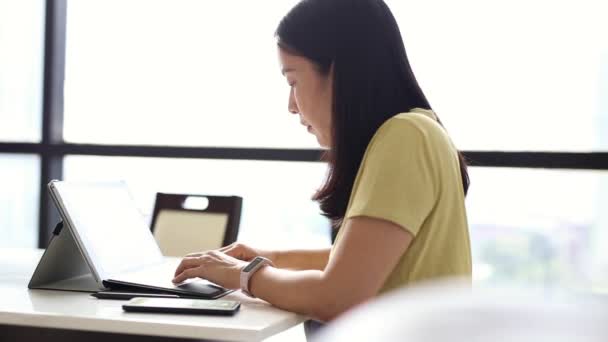 Mulher de negócios asiática trabalhando no laptop em casa — Vídeo de Stock