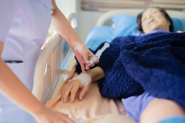 Nurse giving an injection to a patient at the hospital. — Stock Photo, Image