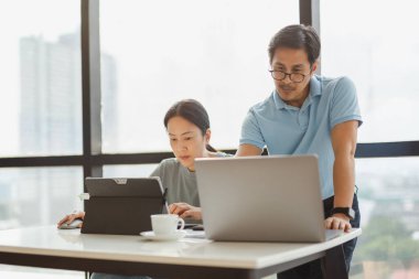 İş adamı ve kadın bilgisayar üzerinde çalışıyor..