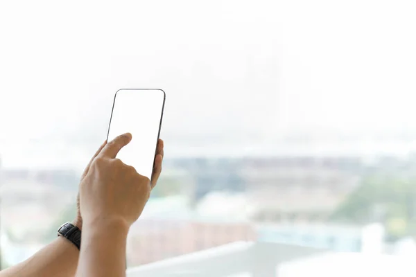 Cierre de manos hombre usando su teléfono celular. —  Fotos de Stock