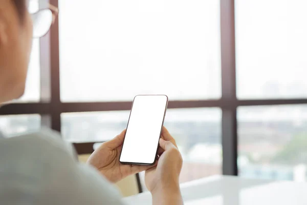Manos de hombre usando teléfono inteligente con pantalla blanca en blanco. —  Fotos de Stock