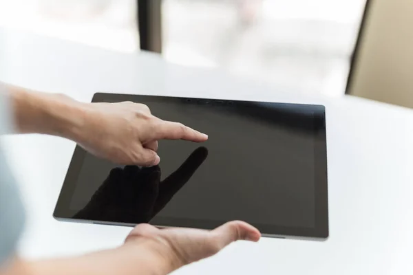 Empresario con pantalla táctil de dedo de una tableta digital. — Foto de Stock