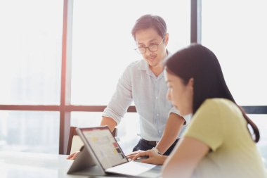 Dizüstü bilgisayarla çalışan iş ekibi.