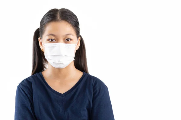Azji młoda dziewczyna noszenie maski ochronnej przed covid-19 izolowane w ścieżce wycinania. — Zdjęcie stockowe